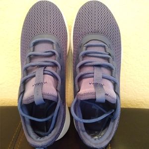 New-never worn Under Armour women's tennis shoe